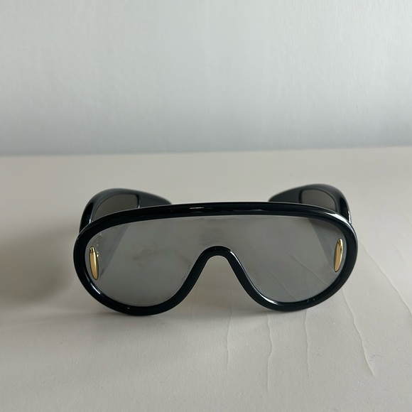 Loewe Black Sunglasses XXSone size only worn twice and purchased in March 2024 - Picture 1 of 4